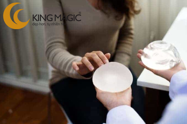 Nâng ngực dưới cơ qua đường quầng vú